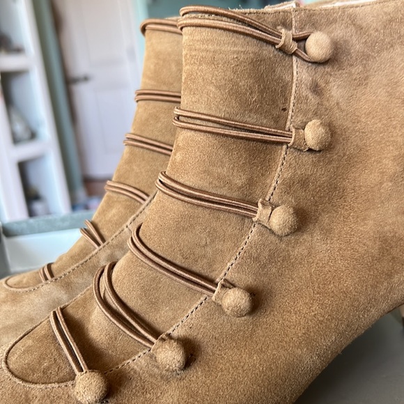 Suede booties floor sample. Pointy toe, 2 inch hills - Picture 6 of 8